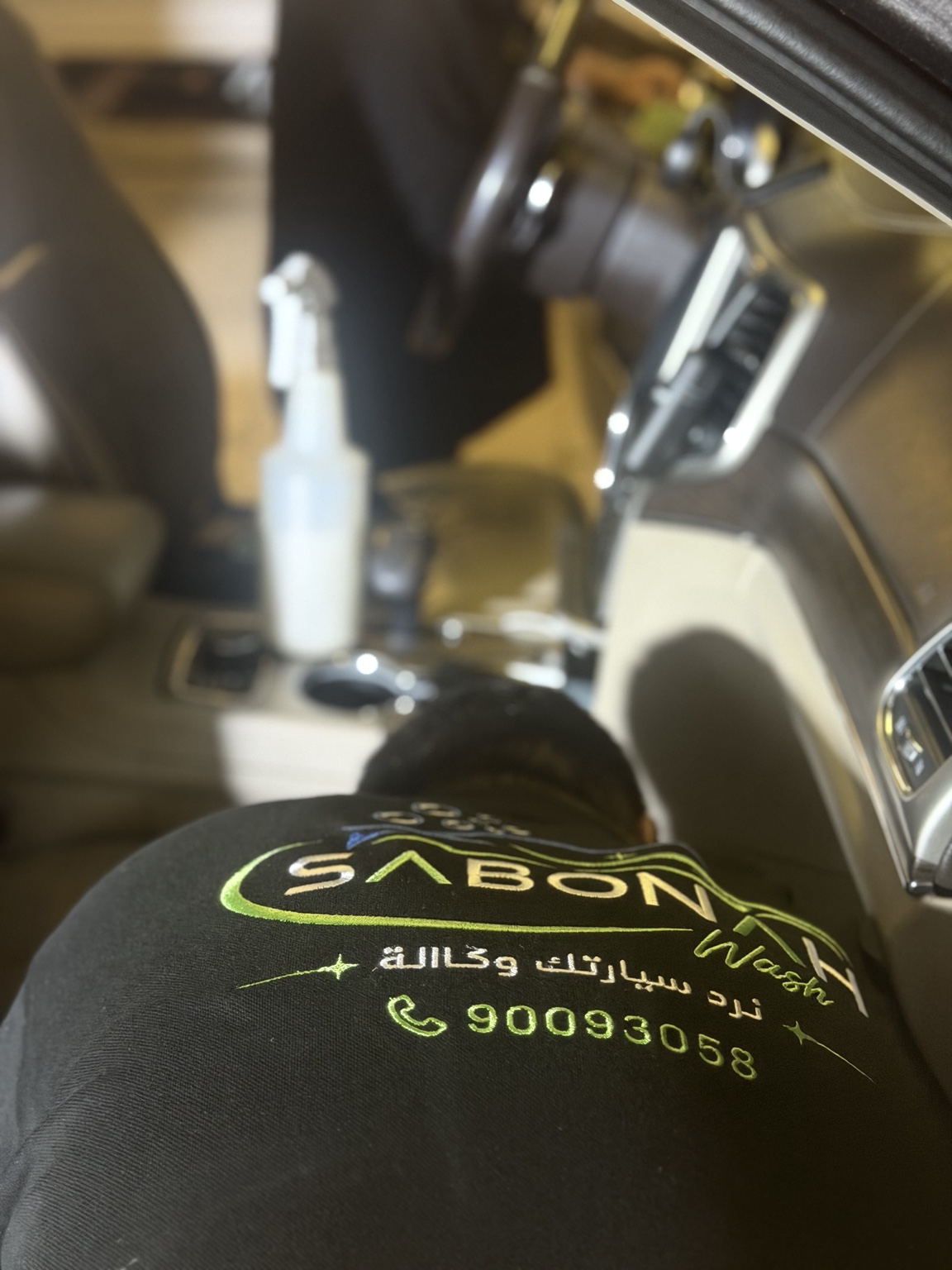 فريق SABONAH أثناء تقديم خدمة غسيل سيارات متنقلة